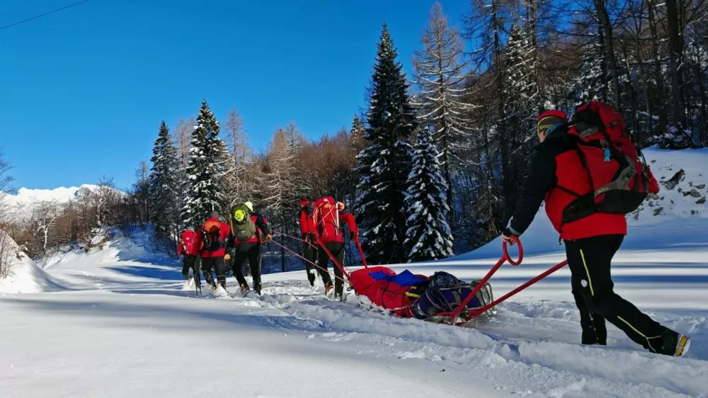 Bohinjski gorski reševalci so pomagali moškemu z bolečinami v hrbtu. 