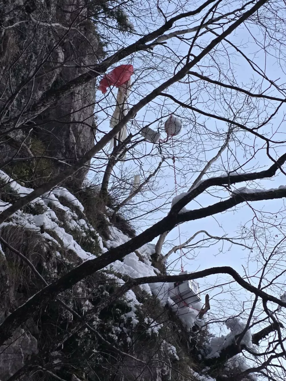 Bohinjski gorski reševalci so po Komarči lovili vremenski balon. 