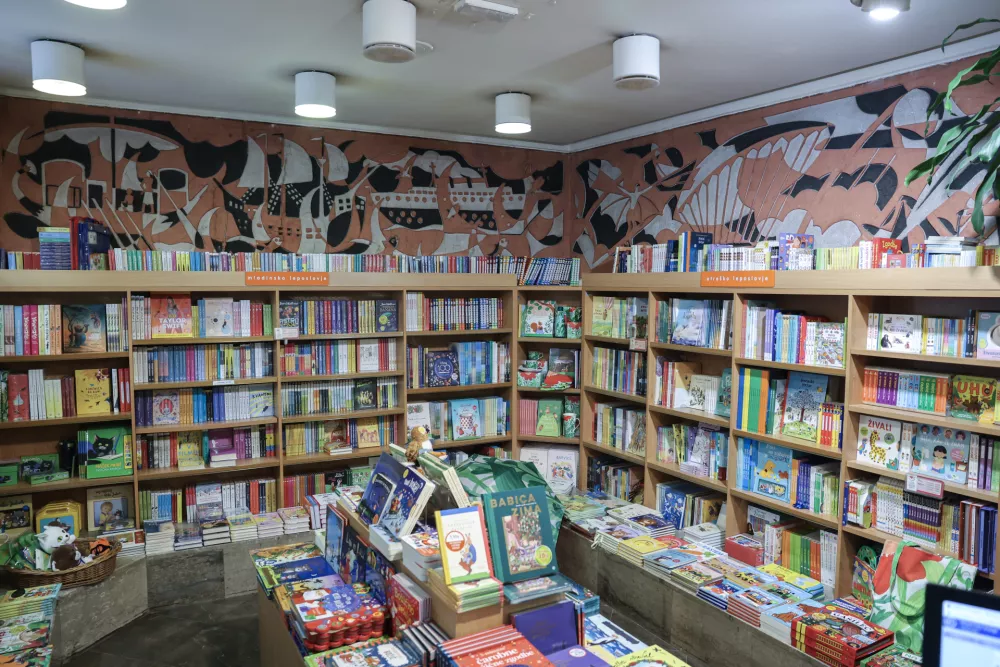 Prezrte freske, mozaiki in reliefi na ljubljanskih stavbah in ulicah