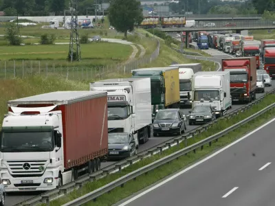 - zastoj na štajerski avtocesti v smeri Celja od priključka Šentjakob proti Domžalam zaradi prometne nesreče, cesta zaprta od 10,49 do 19,20 ure- prometna nesreča na štajerski avtocesti - 53-letni voznik se je peljal s tovornim vozilom po avtocesti iz Ljubljane proti Domžalam. Za odcepom za Šentjakob je trčil v tovorno vozilo s priklopnikom, ki je zaradi okvare stalo na odstavnem pasu in je bilo označeno s predpisano prometno signalizacijo. Po trčenju se je tovorno vozilo prevrnilo levo po vozišču.. V tistem trenutku pa je pripeljal 67-letni Ljubljančan z osebnim vozilom in trčil v prevrnjeno vozilo. Po trku sta vozili zagoreli. Voznika v tovornem vozilu, sicer madžarska državljana, v prometni nesreči nista bila poškodovana. 53-letnik pa je s hudimi telesnimi poškodbami obležal v gorečem vozilu, iz katerega ga je rešil 41-letnik iz okolice Ribnice- kolone - gneča//FOTO: Jaka AdamičOPOMBA: ZA OBJAVO V ČASOPISU DNEVNIK