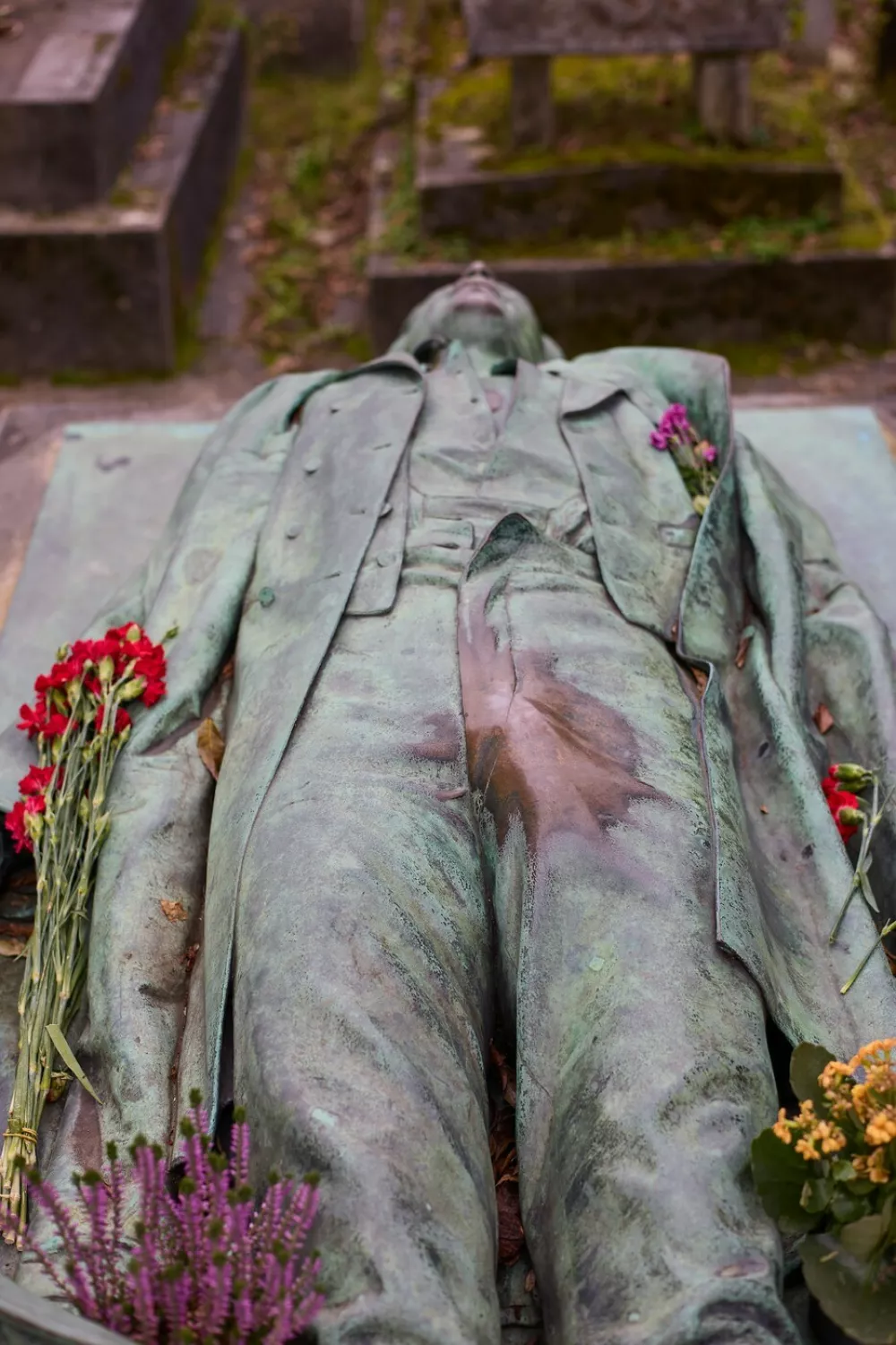 Paris, Cimetière du Père-Lachaise, grave of the journalist Victor Noir, who was shot by Prince Pierre Napoleon Bonaparte during a duel, The naturalistic-style tomb was created by the sculptor Jules Dalou in 1891.Paris, 08, November 2024.,Image: 940016827, License: Rights-managed, Restrictions:, Model Release: no