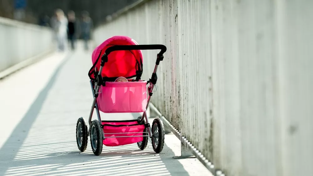 Otroški voziček. Simbolična.