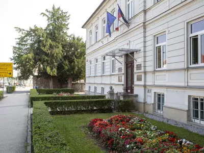 ﻿- občinska stavba - Tržaška 1 - 26.08.2019 – Občina Vrhnika - obisk pri županu za rubriko župani zasebno //FOTO: Matjaž Rušt