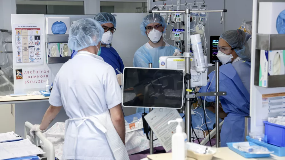 - simbolična fotografija - zdravstvo, zdravnik, medicinska sestra, medicinsko osebje, pacient, bolnica, bolni&scaron;nica- 12.03.2025 - ministrica za zdravje Valentina Prevolnik Rupel si je na delovnem obisku v Univerzitetnem kliničnem centru (UKC) ogledala tekoče investicije//FOTO: Jaka Gasar