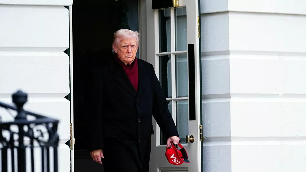 FILE PHOTO: U.S. President Donald Trump walks to board Marine One to depart for Joint Base Andrews, from the South Lawn at the White House in Washington, D.C., U.S., November 22, 2025. REUTERS/Aaron Schwartz/File Photo
