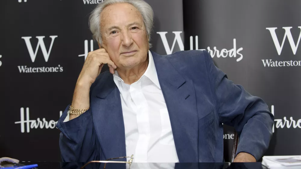 British director and producer, Michael Winner, signs copies of his autobiography, Unbelievable!, at a central London venue, Tuesday, Dec. 14, 2010. (AP Photo/Jonathan Short) / Foto: Jonathan Short