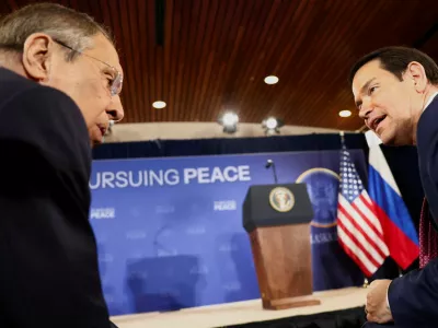 FILE PHOTO: Russian Foreign Minister Sergei Lavrov and U.S. Secretary of State Marco Rubio talk as they attend a press conference held by U.S. President Donald Trump and Russian President Vladimir Putin following their meeting to negotiate an end to the war in Ukraine, at Joint Base Elmendorf-Richardson, in Anchorage, Alaska, U.S., August 15, 2025. REUTERS/Kevin Lamarque/File Photo / Foto: Kevin Lamarque
