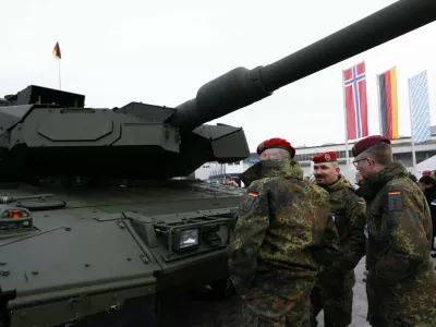 Vojaki med občudovanjem tanka leopard 2 A8 / Foto: Profimedia