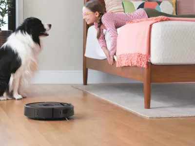 ﻿Nova raven inteligenceiRobot z najnovejšim težko pričakovanim robotskim sesalnikom iRobot® Roomba® i7+ prinaša novo, še višjo raven inteligence in avtomatizacije pri robotskih sesalnikih. Roomba i7+ si zapomni tloris domovanja in lahko očisti le posamezne sobe, ko mu to naročimo, po čiščenju pa se izprazni kar samodejno. Zdaj na voljo tudi v Sloveniji. »Z zmožnostjo, da se nauči in si zapomni tloris domovanja ter se mu prilagaja, ter s funkcijo samodejnega odstranjevanja umazanije, je iRobot Roomba i7+ najnaprednejši robotski sesalnik, kar smo jih naredili,« je povedal Colin Angle, predsednik uprave in izvršni direktor podjetja iRobot. »Ta robot še nadgradi izvirno vizijo, ki smo jo imeli, ko smo se pred skoraj dvajsetimi leti podali na pot razvoja robotskega sesalnika.«