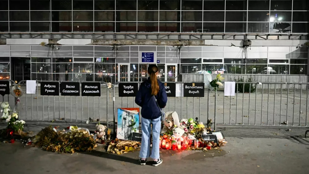 Novi Sad, Srbija. Železniška postaja, kjer se je 1. novembra 2024 zrušila nadstrešnica in ubila 16 ljudi. Prva obletnica.31. 10. 2025Foto: Nik Erik Neubauer