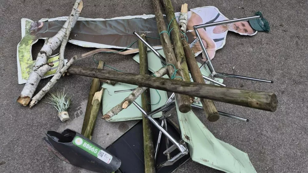 Stvari, ki so jih neznanci nastavili na železniške tireFoto: Slovenske železnice