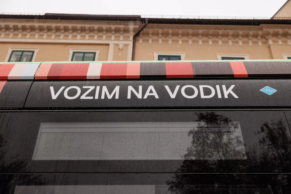 Ljubljana, Kongresni trg.Novinarska konferenca ministrstva za okolje, podnebje in energijo, Mestne obcine Ljubljana in Ljubljanskega potniskega prometa ob predstavitvi treh novih avtobusov LPP na vodikov pogon z motivom podnebnih crt.