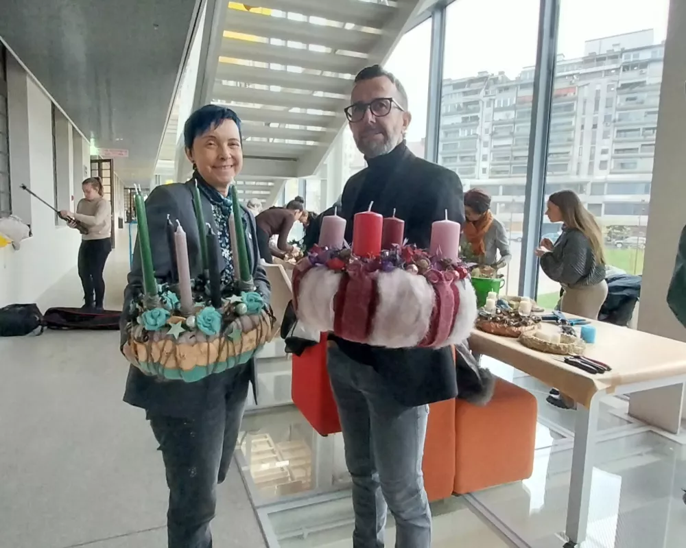 Sabina Šegula in Peter Ribič sta pred odhodom v Vatikan na dobrodelnem dogodku predstavila tudi trende božičnih venčkov. 