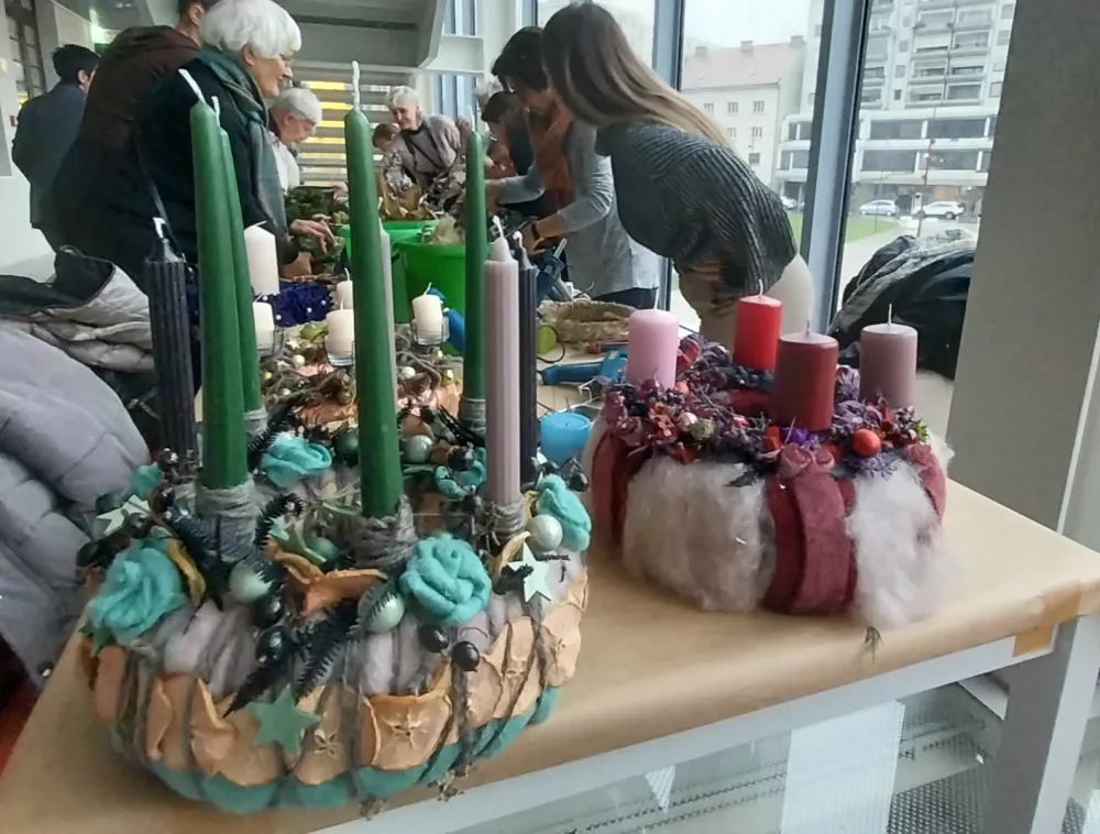 Trend niso samo naravni materiali ampak tudi število sveč. Za vsako adventno nedeljo lahko prižgete tudi dve svečki, ki so na venčku lahko tudi različnih barv in velikosti. 