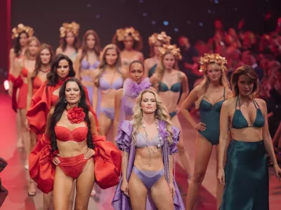 Med dekleti, ki so na dogodku ob 70 letnici Lisce oblekle njihovo spodnje perilo in se sprehodile po odru sta bili tudi iris Mulej In Nina Grilc. F Lisca