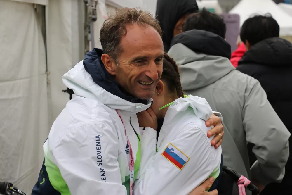 Viktorija Horvat se je svoje uvrstitve veselila skupaj s trenerjem, Mirom Kregarjem. Foto: ZSIS