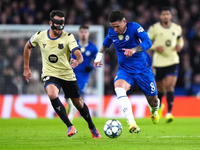 25 November 2025, United Kingdom, London: Chelsea's Enzo Fernandez (R) and Barcelona's Eric Garcia battle for the ball during the UEFA Champions League soccer match between Chelsea and Barcelona at Stamford Bridge. Photo: Bradley Collyer/PA Wire/dpa