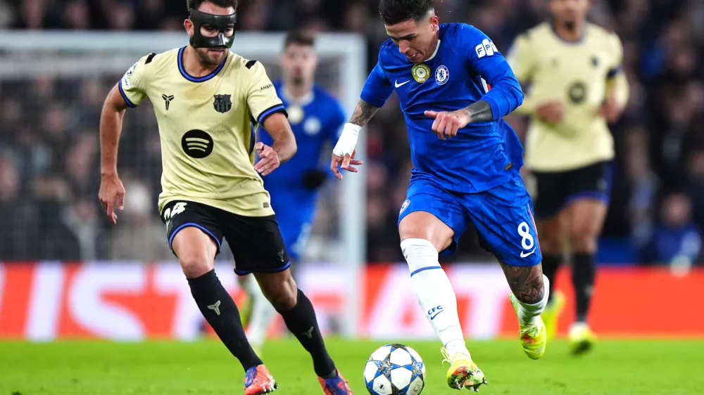 25 November 2025, United Kingdom, London: Chelsea's Enzo Fernandez (R) and Barcelona's Eric Garcia battle for the ball during the UEFA Champions League soccer match between Chelsea and Barcelona at Stamford Bridge. Photo: Bradley Collyer/PA Wire/dpa