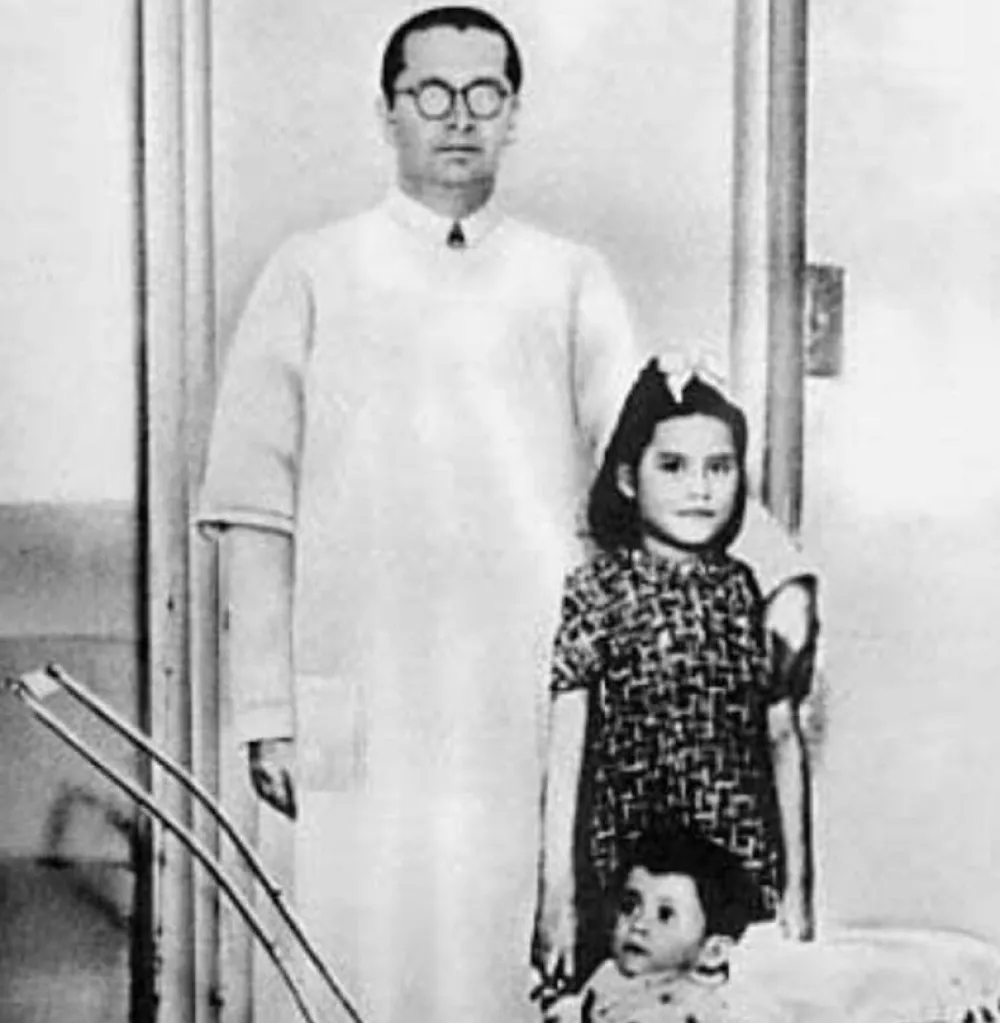 Lina Marcela Medina s sinom in zdravnikom, ki je pomagal pri rojstvu. Najmlajša mati v zgodovini, ki je rodila pri 5 letih. 