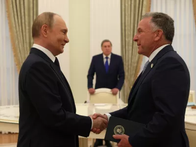 HANDOUT - 06 August 2025, Russia, Moscow: Russian President Vladimir Putin shakes hands with US special envoy Steve Witkoff ahead of Ukraine war talks. Photo: --/Kremlin/dpa - ATTENTION: editorial use only and only if the credit mentioned above is referenced in full