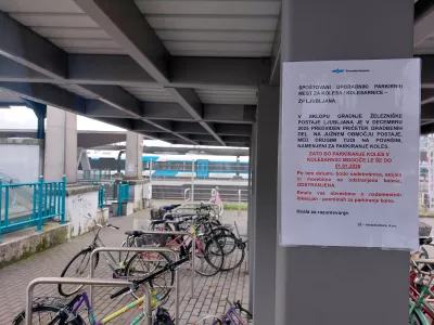 Kolesarnica pri ŽP Ljubljana ostaja do 1. januarja 2026, uporabniki opozarjajo na neurejene razmere. Foto: Miha Pavšek