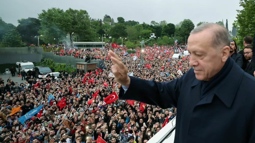 Turkish President Tayyip Erdogan greets his supporters following early exit poll results for the second round of the presidential election in Istanbul, Turkey May 28, 2023. Murat Cetinmuhurdar/Presidential Press Office/Handout via REUTERS ATTENTION EDITORS - THIS PICTURE WAS PROVIDED BY A THIRD PARTY. NO RESALES. NO ARCHIVES.
