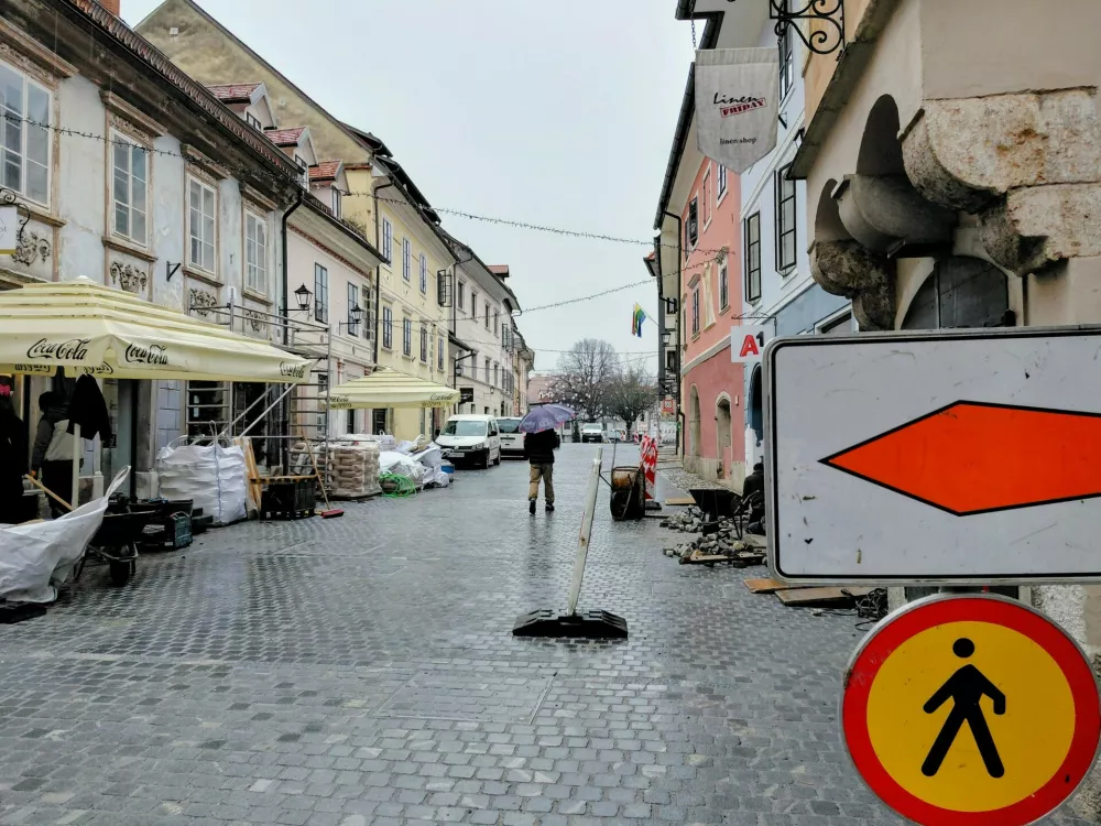 Prenovljeni trg krasi skulptura medveda