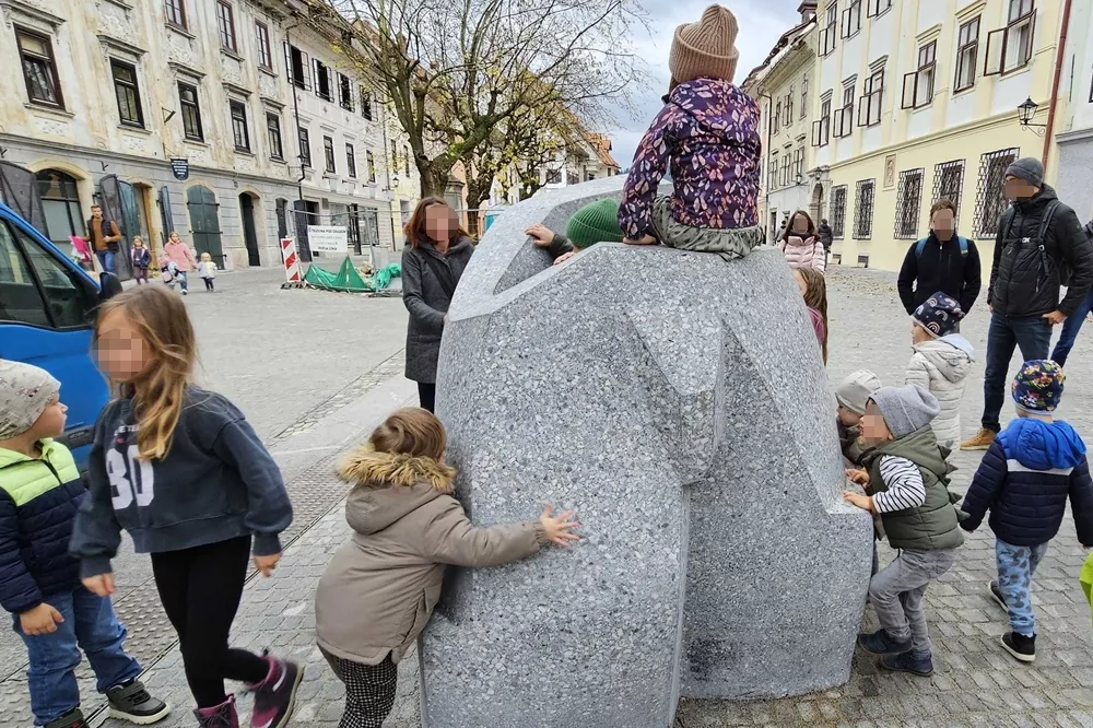 Prenovljeni trg krasi skulptura medveda