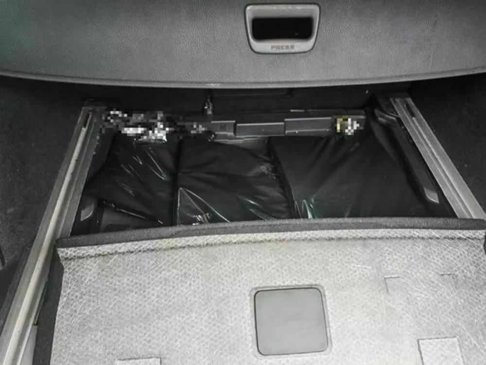 Moški je tablete skril tudi pod dno prtljažnika. 