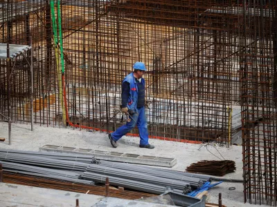 Ljubljana.Gradbisce Palais Villa Schellenburg.Gradbisce, gradbeni delavci, beton, zelezo.
