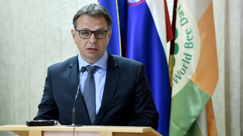 Prodekan Kirbiš beži na upravo za varno hrano?