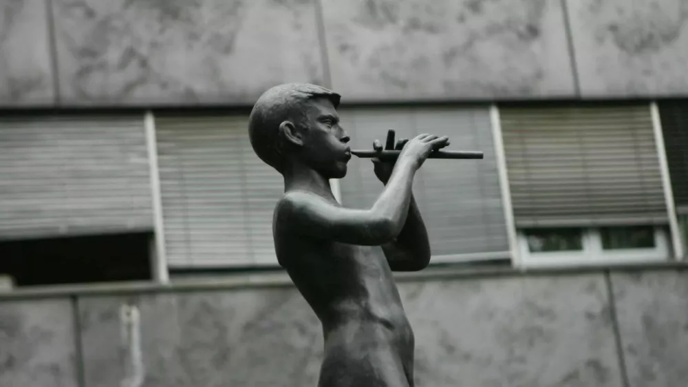 - Deček s pi&scaron;čalko pred stavbo RTV Slovenija je delo kiparja Zdenka Kalina. (1. maj 1946) - pastirček je simbol TV Slovenija. //FOTO: Bojan Velikonja