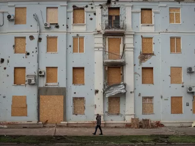 A man walks next to a damaged building, amid Russia's attack on Ukraine, in Kramatorsk, Donetsk region, Ukraine, November 26, 2025. REUTERS/Anatolii Stepanov   TPX IMAGES OF THE DAY / Foto: Anatolii Stepanov