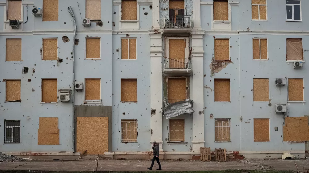 A man walks next to a damaged building, amid Russia's attack on Ukraine, in Kramatorsk, Donetsk region, Ukraine, November 26, 2025. REUTERS/Anatolii Stepanov   TPX IMAGES OF THE DAY / Foto: Anatolii Stepanov