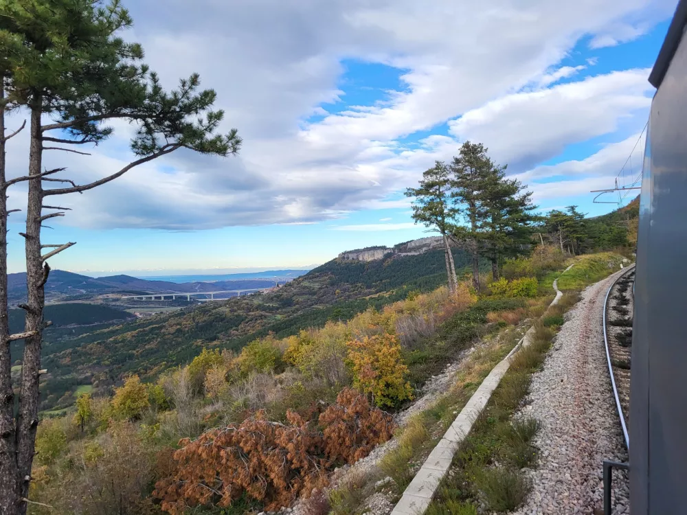 pogled s Kraškega roba na vlaku, stara proga Koper Divača / Foto: Katja Gleščič 