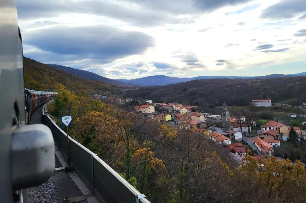 Prešnica, pogled z vlaka, stara proga Koper Divača / Foto: Katja Gleščič 