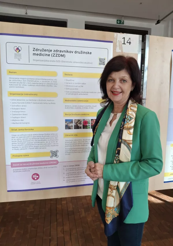 Doc. dr. Nena Kopčavar Guček ob razstavi v Rogu, kjer so prikazali raznolikost dejavnosti katedre za družinsko medicino. Zelo dejavni so tudi pri mednarodnem sodelovanju. / Foto: Meta Černoga