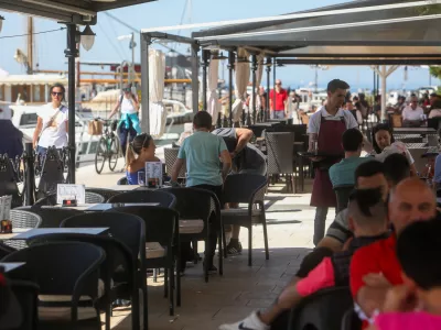 - 29.04.2024. Natakarja v kavarni in slaščičarni v Izoli._strežba, gostinstvo, turizem, pomanjkanje turističnih delavcev.- Predlog za prvomajsko čestitko. //FOTO: Bojan Velikonja / Foto: Bojan Velikonja