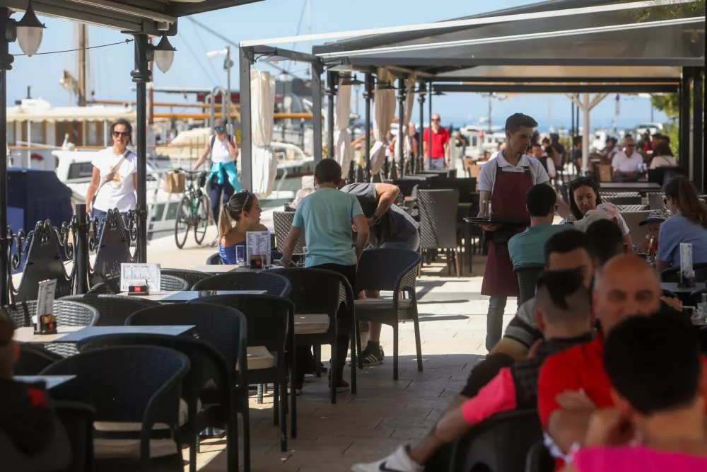 - 29.04.2024. Natakarja v kavarni in slaščičarni v Izoli._strežba, gostinstvo, turizem, pomanjkanje turističnih delavcev.- Predlog za prvomajsko čestitko. //FOTO: Bojan Velikonja / Foto: Bojan Velikonja