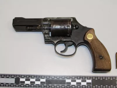 Pištolo, ki so jo našli med hišno preiskavo pri 28-letniku, so policisti zasegli. Foto: PP Trebnje