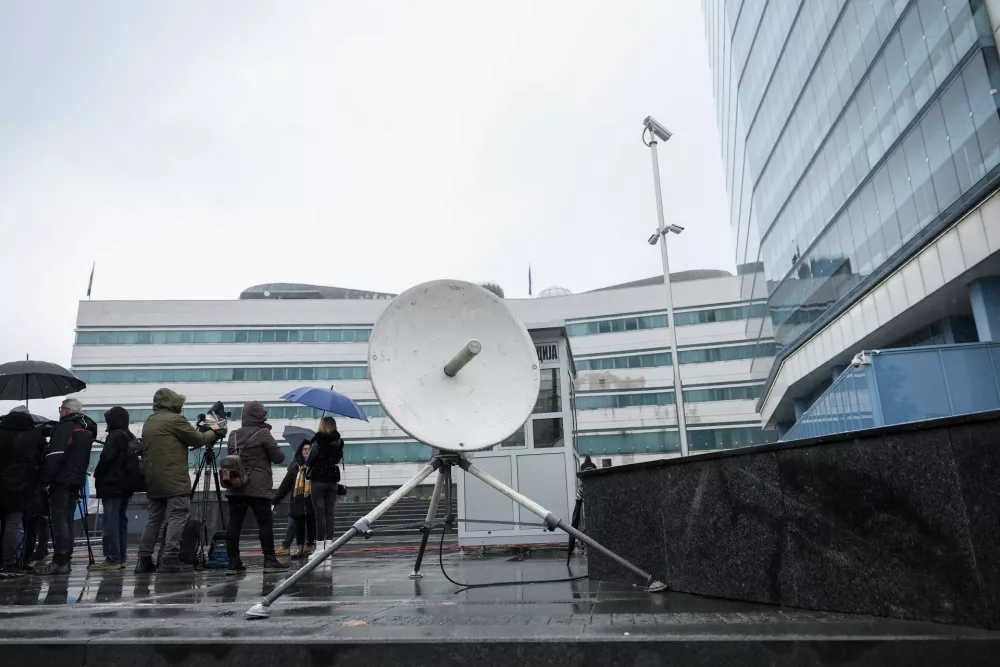 27.11.2025., Sarajevo, Bosna i Hercegovina - Zaposlenici Radiotelevizije Bosne i Hercegovine (BHRT) danas odrzavaju prosvjed ispred zgrade Parlamentarne skupstine BiH. Istovremeno, i sa istog mjesta, BHT1 i BH radio 1 emitiraju visesatni specijalni program "Ne gasite BHRT". Photo: Armin Durgut/PIXSELL