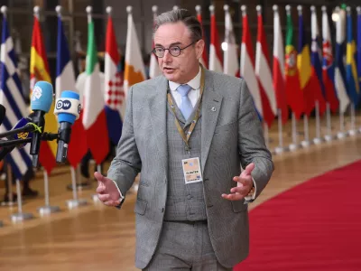 Belgium's Prime Minister Bart De Wever speaks with the media as he arrives for an EU Summit at the European Council building in Brussels, Thursday, Oct. 23, 2025. (AP Photo/Francois Walschaerts)