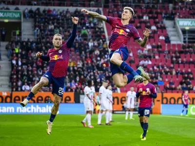obrezek za pasico - Benjamin Šeško10 February 2024, Bavaria, Augsburg: Leipzig's Benjamin Sesko (R) celebrates with Leipzig's David Raum (L) after his goal during the German Bundesliga soccer match between FC Augsburg and RB Leipzig at WWK-Arena. Photo: Tom Weller/dpa - WICHTIGER HINWEIS: Gemäß den Vorgaben der DFL Deutsche Fußball Liga bzw. des DFB Deutscher Fußball-Bund ist es untersagt, in dem Stadion und/oder vom Spiel angefertigte Fotoaufnahmen in Form von Sequenzbildern und/oder videoähnlichen Fotostrecken zu verwerten bzw. verwerten zu lassen.