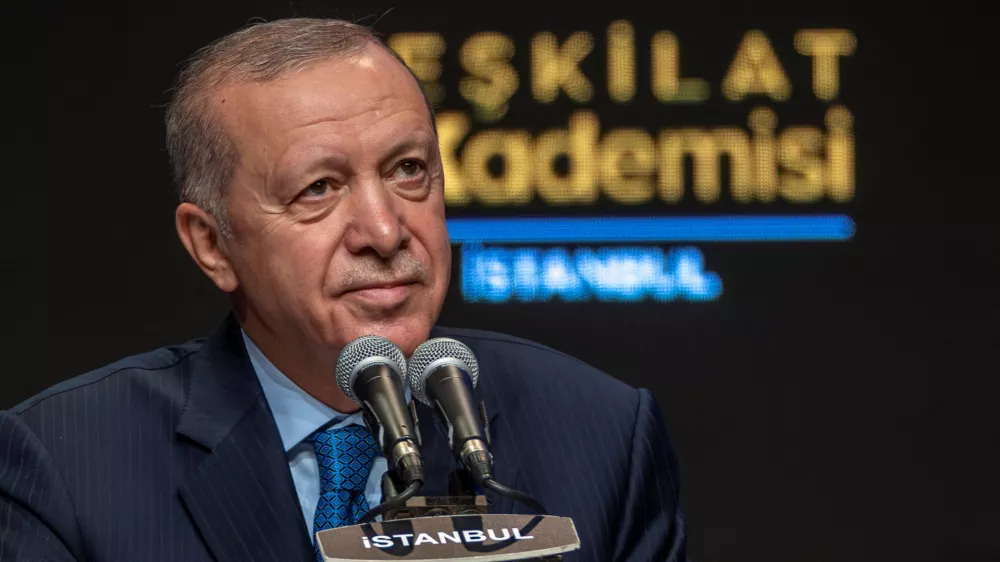 Turkish President Tayyip Erdogan addresses his supporters during a meeting in Istanbul, Turkey, September 13, 2025. REUTERS/Umit Bektas