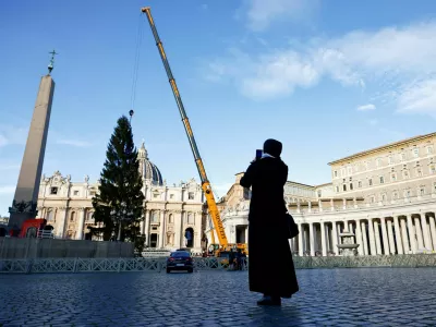 A person takes a photo of the Christmas tree in St. Peter's Square ahead of the festive season at the Vatican, November 27, 2025. REUTERS/Matteo Minnella   TPX IMAGES OF THE DAY
