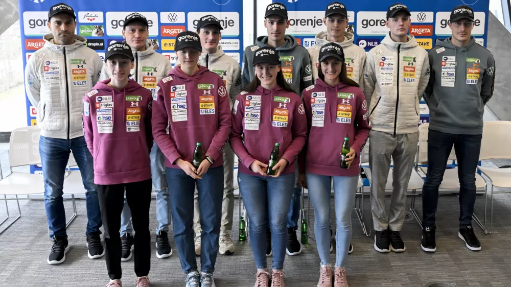 Anže Lani&scaron;ekRobert HrgotaDomen PrevcNika Prevc02.12.2025 Novinarska konferenca mo&scaron;ke in ženske članske reprezentance Slovenije po vrnitvi s skandinavske turneje - smučarski skakalciFoto: Nik Erik Neubauer