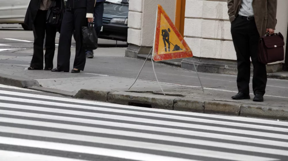 - ilustrativna fotografija - prehod za pe&scaron;ce - delo na cesti, reforme, delovna doba//FOTO: Luka Cjuha - ilustrativna fotografija - bančni&scaron;tvo - //FOTO: Luka Cjuha