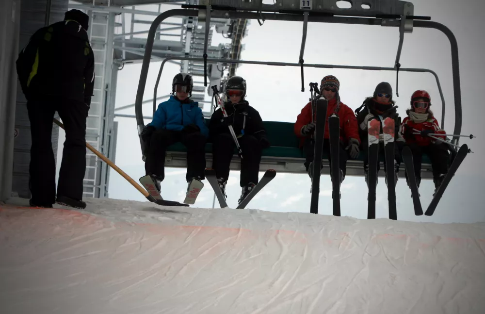 sedežnica- Smučarsko turistični center Stari vrh nad Škofjo loko - obisk med zimskimi počitnicami - smučišče //FOTO: Bojan Velikonja 
