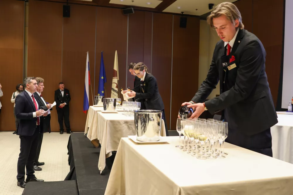 - Miralem Junuzović,- Simona Česen, zmagovalka,- Anže Repovž,- Finale državnega prvenstva sommelierjev Slovenije 2025 v Hotelu Perla v Novi Gorici.//FOTO: Bojan Velikonja