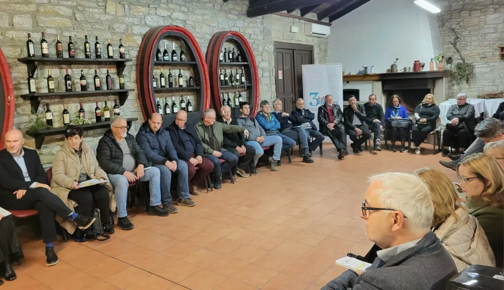 Oljkarji, tribuna, Marezige / Foto: Katja Gleščič 